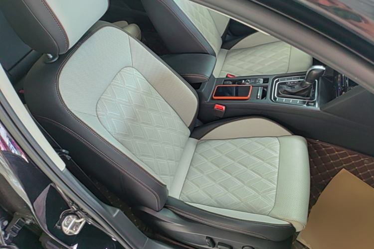 Used Volkswagen Magotan 2023 2 Million Units Commemorative Edition 330TSI DSG Luxury Version Right Front Seat