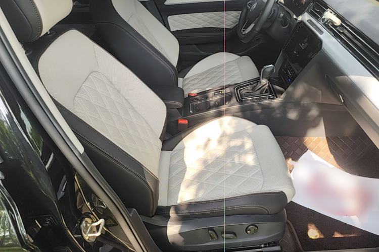Used Volkswagen Magotan 2023 2 Million Units Commemorative Edition 330TSI DSG Luxury Version Right Front Seat