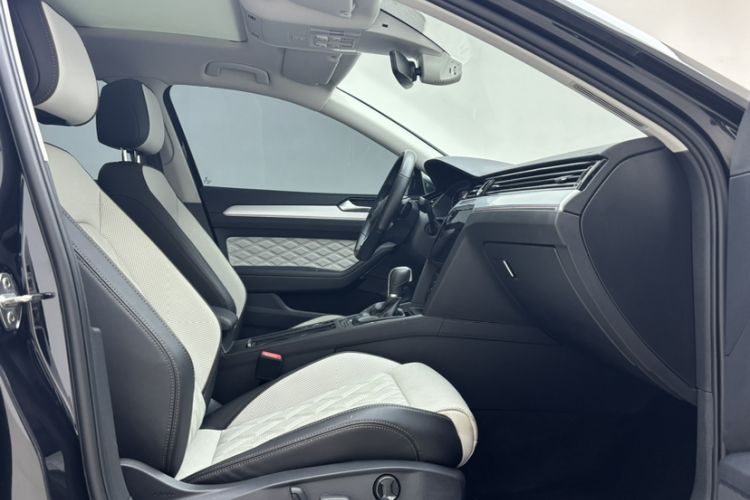 Used Volkswagen Magotan 2023 2 Million Units Commemorative Edition 330TSI DSG Luxury Version Right Front Seat