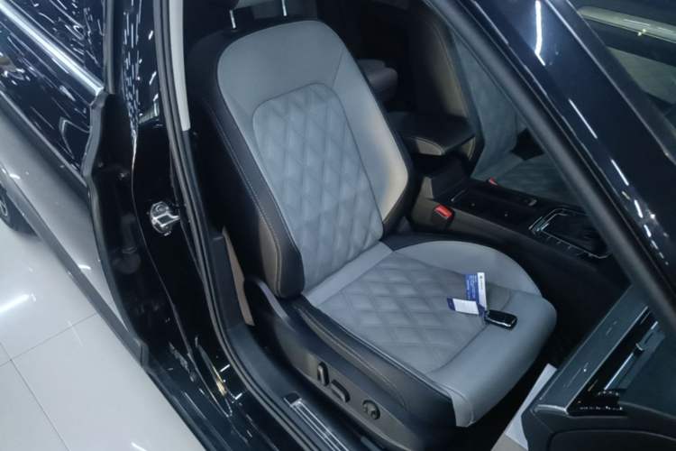 Used Volkswagen Magotan 2023 2 Million Units Limited Edition 330TSI DSG Leading Version Right Front Seat