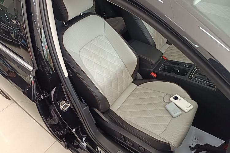 Used Volkswagen Magotan 2023 2 Million Units Commemorative Edition 330TSI DSG Luxury Version Right Front Seat