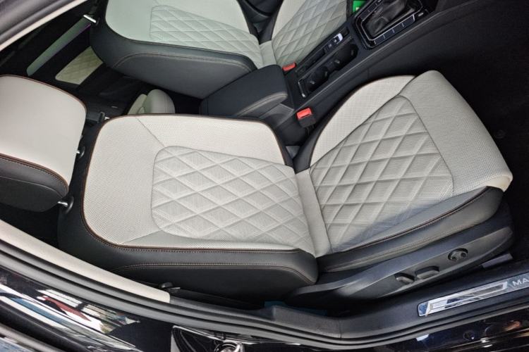 Used Volkswagen Magotan 2023 2 Million Units Commemorative Edition 330TSI DSG Luxury Version Right Front Seat