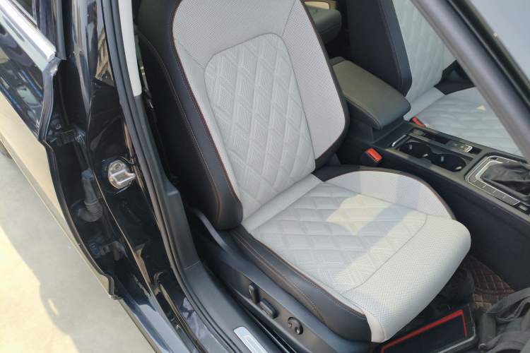 Used Volkswagen Magotan 2023 2 Million Units Commemorative Edition 330TSI DSG Luxury Version Right Front Seat