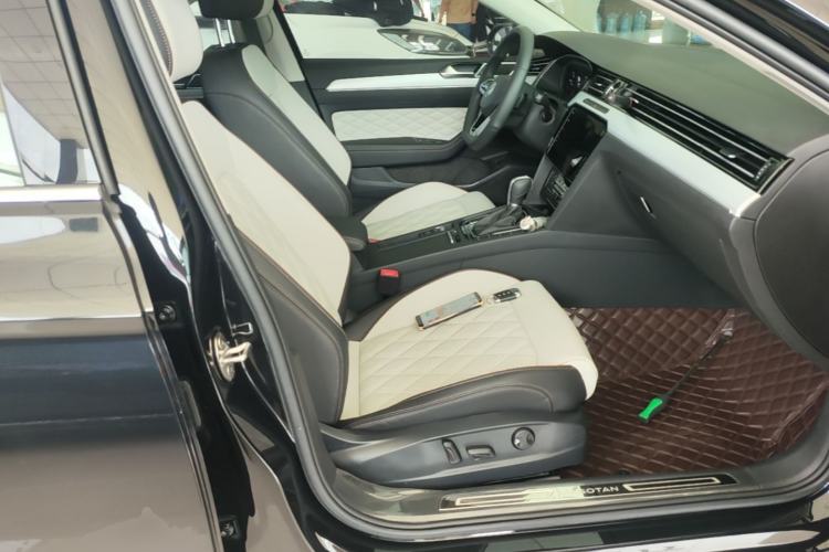 Used Volkswagen Magotan 2023 2 Million Units Commemorative Edition 330TSI DSG Luxury Version Right Front Seat
