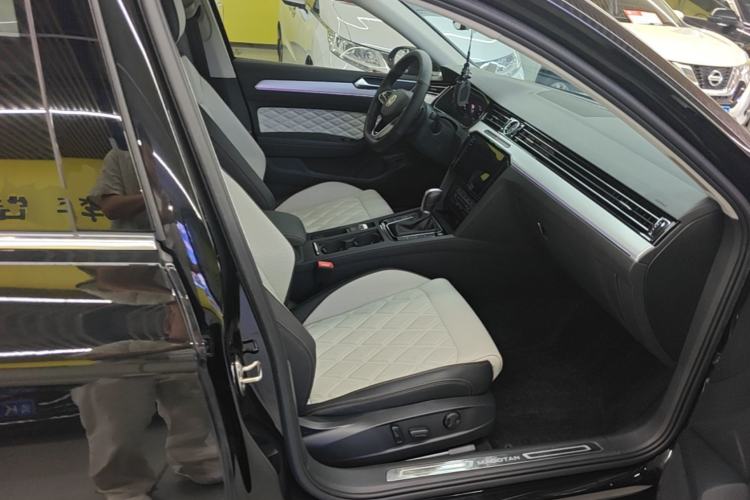 Used Volkswagen Magotan 2023 2 Million Units Commemorative Edition 330TSI DSG Luxury Version Right Front Seat