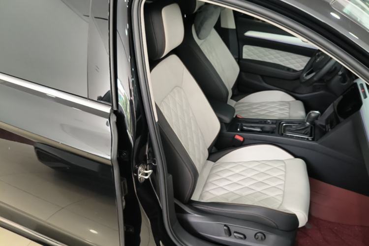 Used Volkswagen Magotan 2023 2 Million Units Commemorative Edition 330TSI DSG Luxury Version Right Front Seat