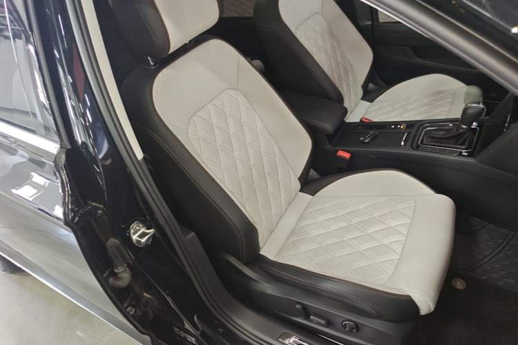 Used Volkswagen Magotan 2023 2 Million Units Commemorative Edition 330TSI DSG Luxury Version Right Front Seat