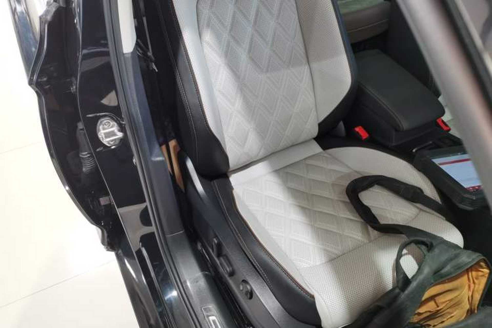 Used Volkswagen Magotan 2023 2 Million Units Commemorative Edition 330TSI DSG Luxury Version Right Front Seat