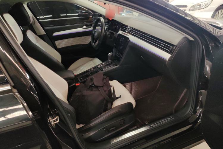 Used Volkswagen Magotan 2023 2 Million Units Commemorative Edition 330TSI DSG Luxury Version Right Front Seat