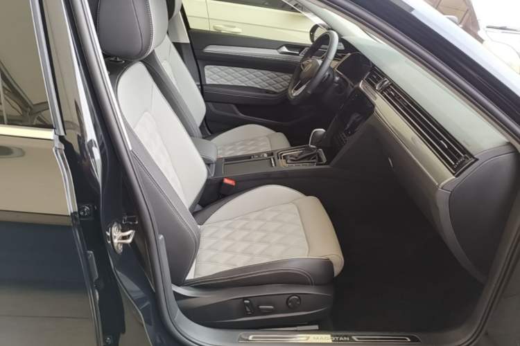 Used Volkswagen Magotan 2023 2 Million Units Limited Edition 330TSI DSG Leading Version Right Front Seat