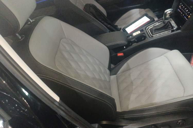 Used Volkswagen Magotan 2023 2 Million Units Limited Edition 330TSI DSG Leading Version Right Front Seat