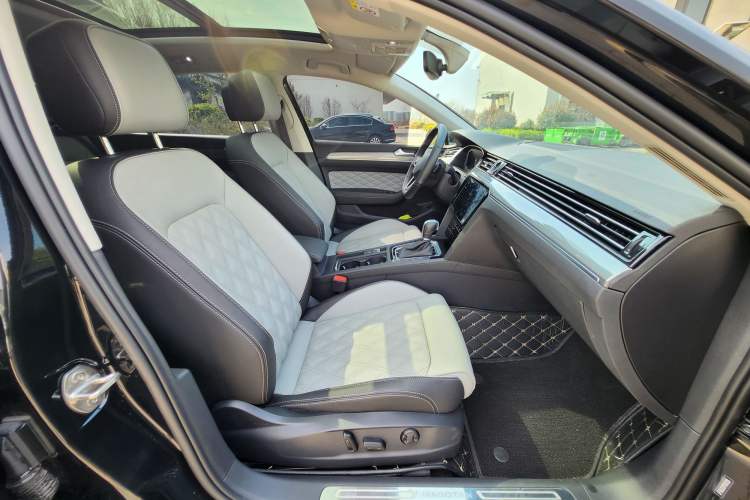 Used Volkswagen Magotan 2023 2 Million Units Limited Edition 330TSI DSG Leading Version Right Front Seat