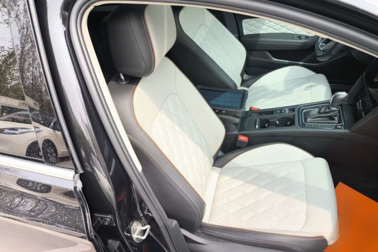 Used Volkswagen Magotan 2023 2 Million Units Commemorative Edition 330TSI DSG Luxury Version Right Front Seat