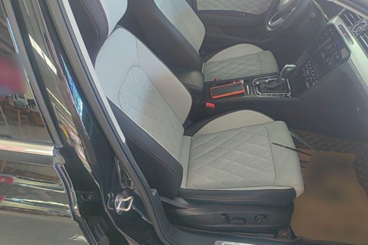 Used Volkswagen Magotan 2023 2 Million Units Commemorative Edition 330TSI DSG Luxury Version Right Front Seat