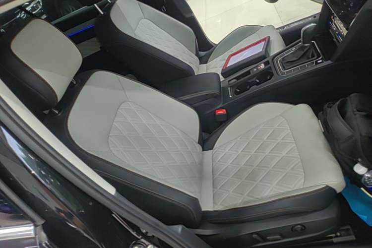 Used Volkswagen Magotan 2023 2 Million Units Commemorative Edition 330TSI DSG Luxury Version Right Front Seat