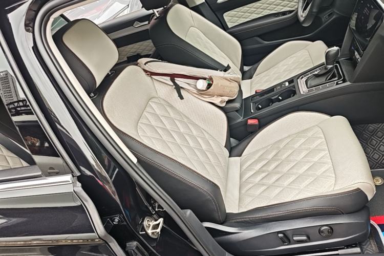 Used Volkswagen Magotan 2023 2 Million Units Commemorative Edition 330TSI DSG Luxury Version Right Front Seat