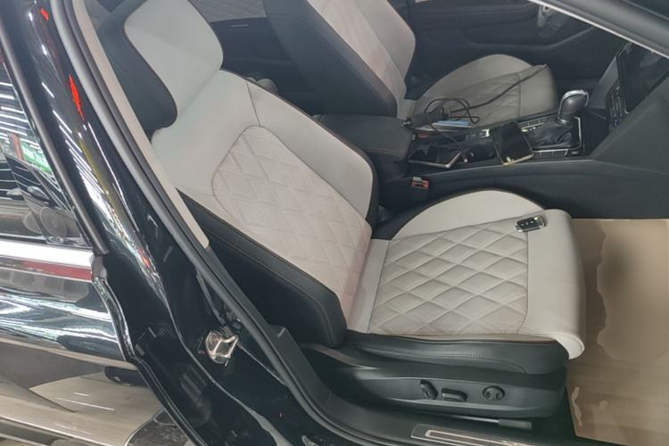 Used Volkswagen Magotan 2023 2 Million Units Commemorative Edition 330TSI DSG Luxury Version Right Front Seat