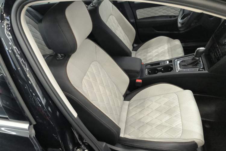 Used Volkswagen Magotan 2023 2 Million Units Commemorative Edition 330TSI DSG Luxury Version Right Front Seat