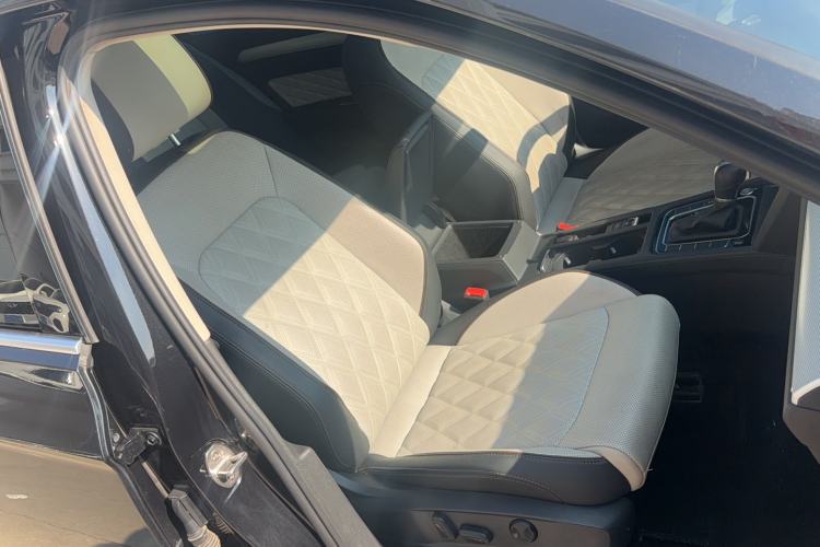 Used Volkswagen Magotan 2023 2 Million Units Commemorative Edition 330TSI DSG Luxury Version Right Front Seat
