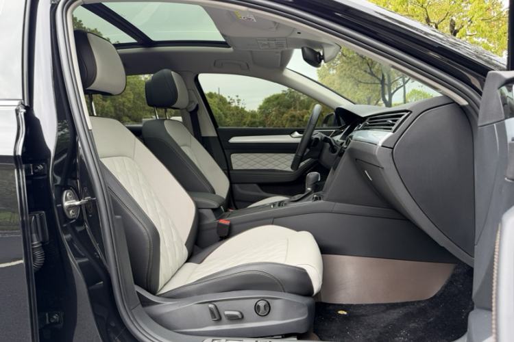 Used Volkswagen Magotan 2023 2 Million Units Commemorative Edition 330TSI DSG Luxury Version Right Front Seat