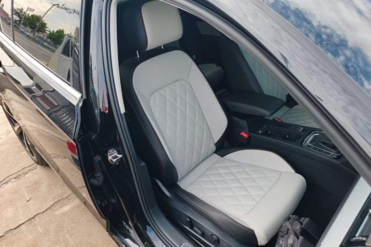 Used Volkswagen Magotan 2023 2 Million Units Limited Edition 330TSI DSG Leading Version Right Front Seat