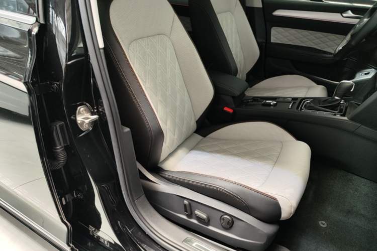 Used Volkswagen Magotan 2023 2 Million Units Commemorative Edition 330TSI DSG Luxury Version Right Front Seat
