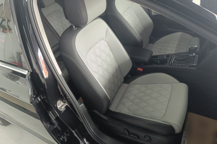 Used Volkswagen Magotan 2023 2 Million Units Limited Edition 330TSI DSG Leading Version Right Front Seat