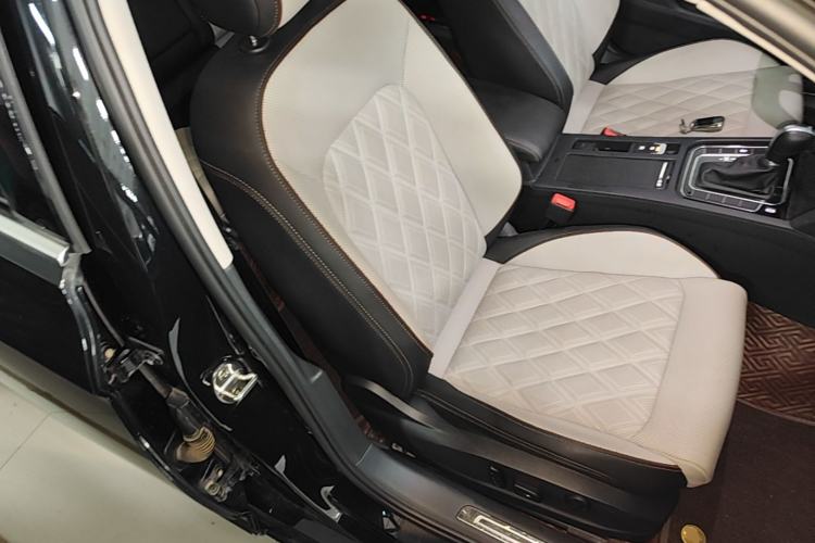 Used Volkswagen Magotan 2023 2 Million Units Commemorative Edition 330TSI DSG Luxury Version Right Front Seat