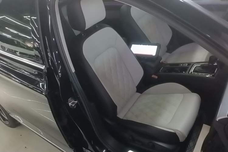 Used Volkswagen Magotan 2023 2 Million Units Commemorative Edition 330TSI DSG Luxury Version Right Front Seat