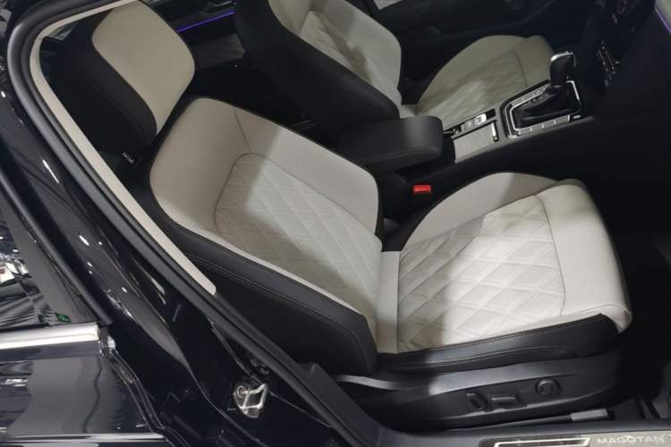 Used Volkswagen Magotan 2023 2 Million Units Commemorative Edition 330TSI DSG Luxury Version Right Front Seat