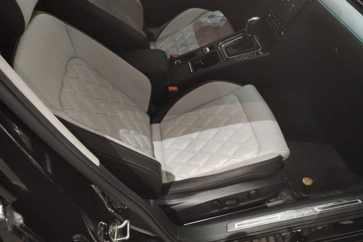 Used Volkswagen Magotan 2023 2 Million Units Commemorative Edition 330TSI DSG Luxury Version Right Front Seat