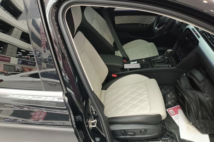 Used Volkswagen Magotan 2023 2 Million Units Commemorative Edition 330TSI DSG Luxury Version Right Front Seat