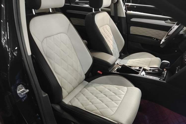 Used Volkswagen Magotan 2023 2 Million Units Commemorative Edition 330TSI DSG Luxury Version Right Front Seat