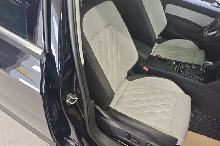 Used Volkswagen Magotan 2023 2 Million Units Commemorative Edition 330TSI DSG Luxury Version Right Front Seat