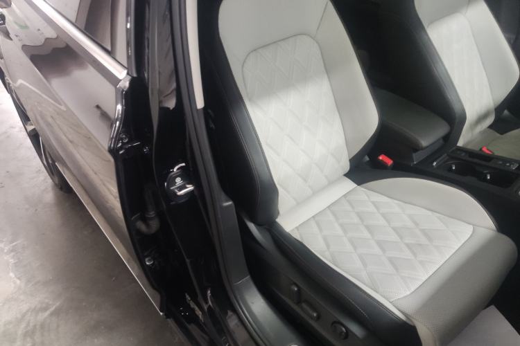 Used Volkswagen Magotan 2023 2 Million Units Commemorative Edition 330TSI DSG Luxury Version Right Front Seat