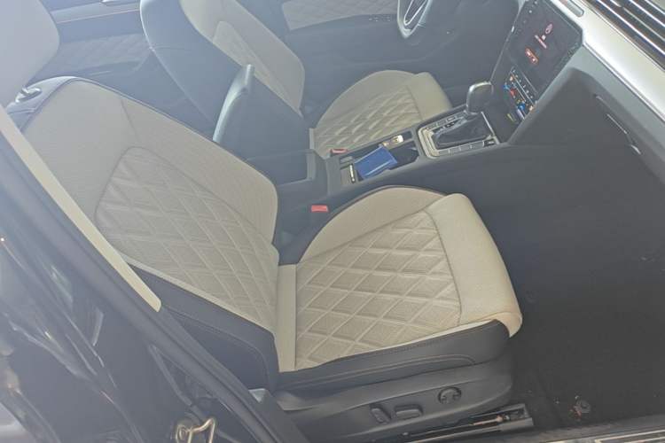 Used Volkswagen Magotan 2023 2 Million Units Commemorative Edition 330TSI DSG Luxury Version Right Front Seat
