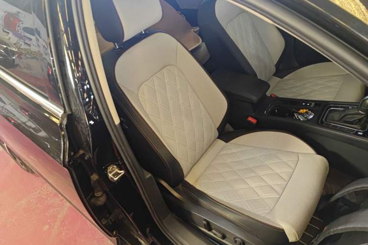 Used Volkswagen Magotan 2023 2 Million Units Commemorative Edition 330TSI DSG Luxury Version Right Front Seat