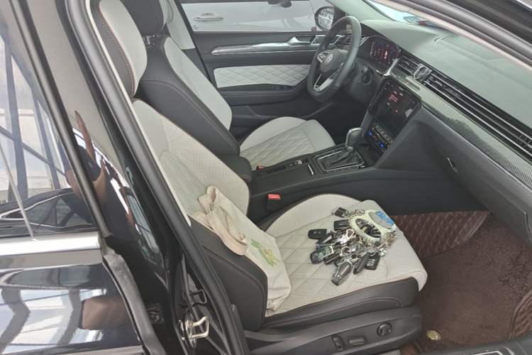 Used Volkswagen Magotan 2023 2 Million Units Commemorative Edition 330TSI DSG Luxury Version Right Front Seat