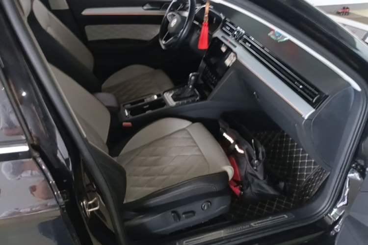Used Volkswagen Magotan 2023 2 Million Units Commemorative Edition 330TSI DSG Luxury Version Right Front Seat