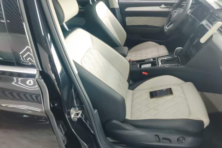 Used Volkswagen Magotan 2023 2 Million Units Limited Edition 330TSI DSG Leading Version Right Front Seat