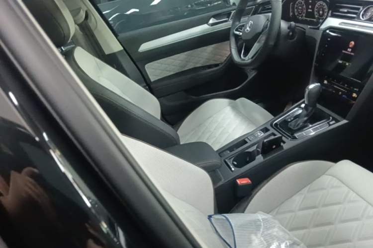 Used Volkswagen Magotan 2023 2 Million Units Commemorative Edition 330TSI DSG Luxury Version Right Front Seat