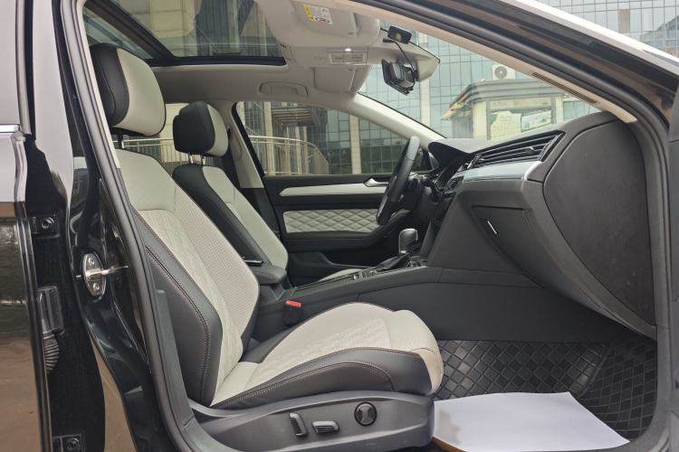 Used Volkswagen Magotan 2023 2 Million Units Commemorative Edition 330TSI DSG Luxury Version Right Front Seat