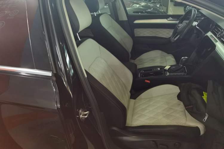 Used Volkswagen Magotan 2023 2 Million Units Commemorative Edition 330TSI DSG Luxury Version Right Front Seat