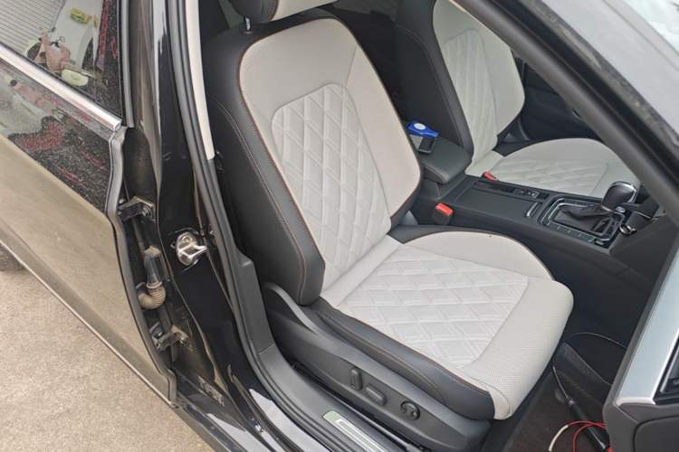 Used Volkswagen Magotan 2023 2 Million Units Commemorative Edition 330TSI DSG Luxury Version Right Front Seat