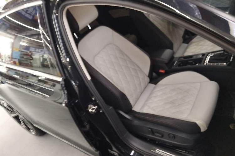 Used Volkswagen Magotan 2023 2 Million Units Commemorative Edition 330TSI DSG Luxury Version Right Front Seat