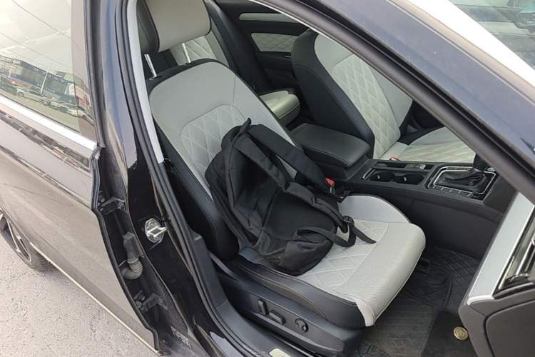 Used Volkswagen Magotan 2023 2 Million Units Commemorative Edition 330TSI DSG Luxury Version Right Front Seat