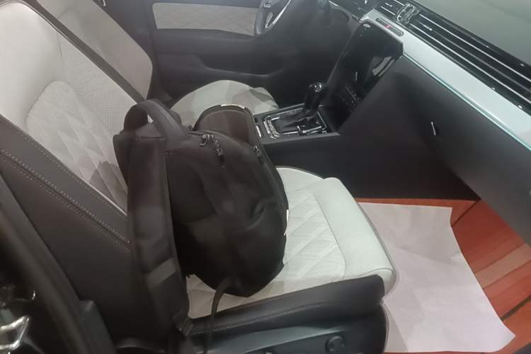 Used Volkswagen Magotan 2023 2 Million Units Commemorative Edition 330TSI DSG Luxury Version Right Front Seat