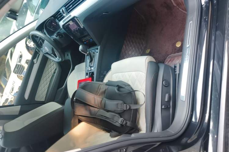 Used Volkswagen Magotan 2023 2 Million Units Commemorative Edition 330TSI DSG Luxury Version Right Front Seat