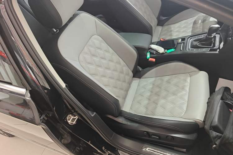 Used Volkswagen Magotan 2023 2 Million Units Limited Edition 330TSI DSG Leading Version Right Front Seat