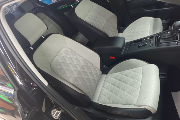 Used Volkswagen Magotan 2023 2 Million Units Commemorative Edition 330TSI DSG Luxury Version Right Front Seat